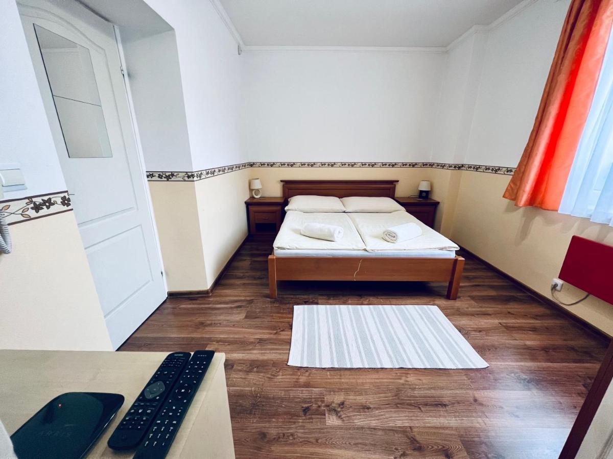 Privat Adriana Apartment เครมนิตซา ภายนอก รูปภาพ