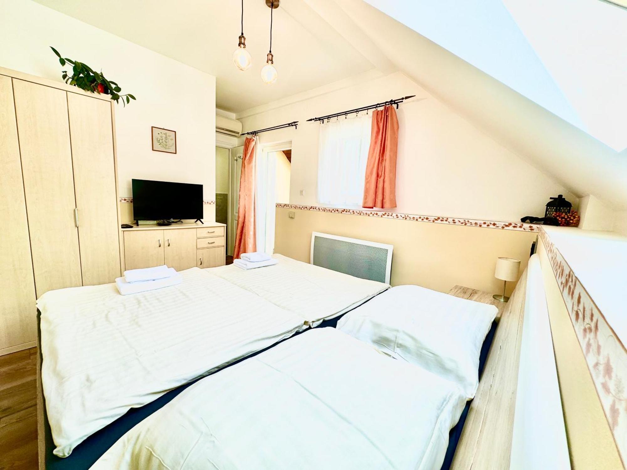 Privat Adriana Apartment เครมนิตซา ภายนอก รูปภาพ